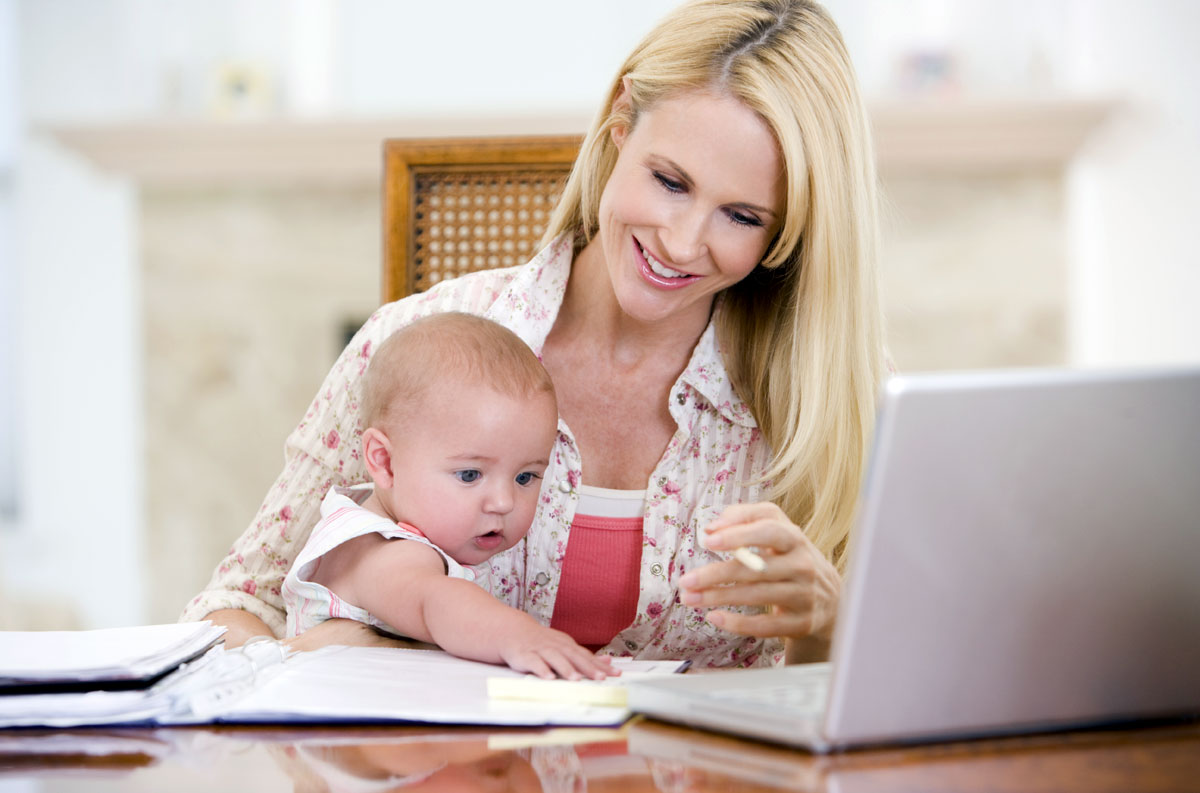 Женщина с ребенком и ноутбуком