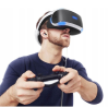Фотография мужчины в VR шлеме с джойстиком