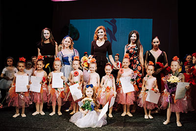 постановка спектакля Алиса в стране Чудес в исполнении воспитанниц школы Русский Балет